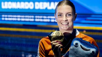 DOHA - Marrit Steenbergen tijdens de huldiging van de 100 vrij vrouwen tijdens de zesde dag van de wereldkampioenschappen langebaan zwemmen. De WK was een van de mogelijkheden voor de Nederlandse zwemmers om limieten te zwemmen voor de Spelen van Parijs in 2024. ANP KOEN VAN WEEL