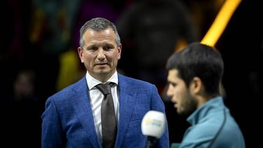 ROTTERDAM - Toernooidirecteur Richard Krajicek luistert naar Carlos Alcaraz (ESP). Carlos Alcaraz (ESP) wint het ABN AMRO Open tennistoernooi in Ahoy. ANP SANDER KONING