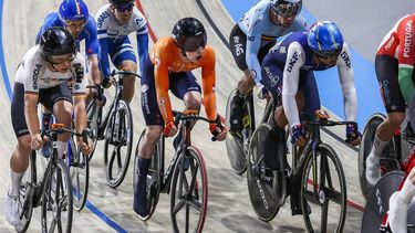 APELDOORN - Philip Heijnen (m) tijdens de afvalkoers op de eerste dag van het EK baanwielrennen in het Apeldoornse Omnisportcentrum. Het toernooi duurt tot en met 14 januari en is het laatste grote internationale toernooi in aanloop naar de Olympische Spelen in Parijs. ANP VINCENT JANNINK