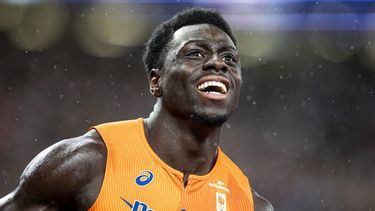 TOKIO - Elvis Afrifa tijdens de finale van de 4x100 meter estafette voor mannen tijdens de WK atletiek in het Japan National Stadium. ANP ROBIN VAN LONKHUIJSEN