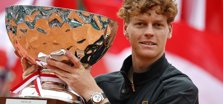 epa12885318 Jannik Sinner of Italy poses with the trophy after winning the men's singles final against Carlos Alcaraz of Spain at the ATP Monte-Carlo Masters tennis tournament in Roquebrune Cap Martin, France, 12 April 2026.  EPA/SEBASTIEN NOGIER