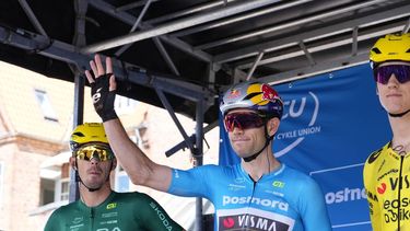 epa13146885 Belgian cyclist Wout van Aert (2-L) wearing the overall leader's blue jersey and Team Visma Lease a Bike pose on stage before Stage 5 of the Danmark Rundt cycling tour over 126km from Koge to Rodovre, Denmark, 02 August 2026.  EPA/Claus Bech  DENMARK OUT