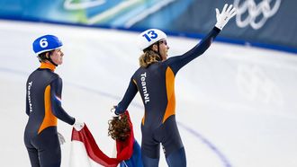 MILAAN - Jorrit Bergsma viert zijn gouden medaille met Stijn van de Bunt na het winnen van de finale van de massastart in het Milano Ice Park op de Olympische Winterspelen van Milaan en Cortina d'Ampezzo. ROBIN VAN LONKHUIJSEN / ANP