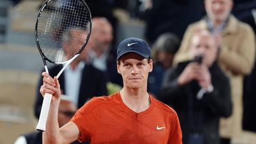 Italy's Jannik Sinner celebrates after winning his men's singles match against France's Richard Gasquet on Court Philippe-Chatrier on day four of the French Open tennis tournament at the Roland Garros Complex in Paris on May 29, 2024. 
Dimitar DILKOFF / AFP