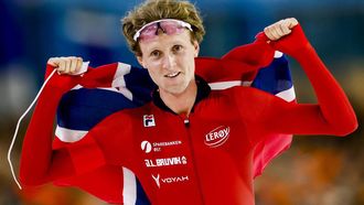HEERENVEEN - Sander Eitrem (Noorwegen) reageert na het winnen van de allroundtitel op de slotdag van de ISU EK Allround en Sprint in Thialf. ANP KOEN VAN WEEL