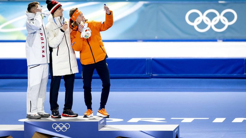 MILAAN - Vladimir Semirunniy uit Polen, Metodej Jilek uit Tsjechië en Jorrit Bergsma tijdens de medailleceremonie van de 10.000 meter bij het langebaanschaatsen in het Milano Speed Skating Stadium op de Olympische Winterspelen van Milaan.ROBIN VAN LONKHUIJSEN / ANP