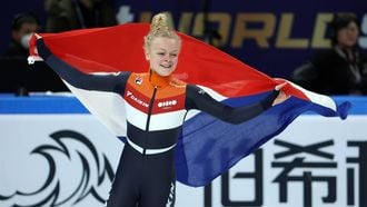 epa11967745 Xandra Velzeboer of Netherlands celebrates after winning the Womenâ€™s 500m Finals at the ISU World Short Track Championships 2025 in Beijing, China, 16 March 2025.  EPA/WU HAO