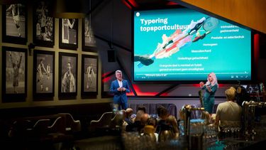 AMSTERDAM - Onderzoekers Marjan Olfers en Anton van Wijk (L) tijdens een presentatie van het Kenniscentrum Sport & Bewegen over de resultaten van een onderzoek naar topsportcultuur. Het onderzoek is uitgevoerd door onderzoeksbureau Verinorm in samenwerking met de Vrije Universiteit Amsterdam en de Hogeschool Utrecht. ANP KOEN VAN WEEL