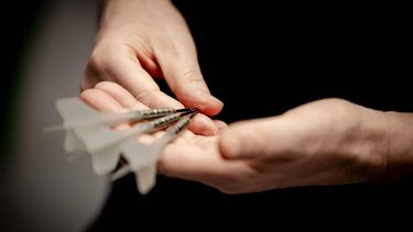 DELFT - Raymond van Barneveld tijdens een test van een nieuwe dartpijl die is ontwikkeld door onderzoekers van de TU Delft. Volgens de onderzoekers gaat het om een dartpijl die bijna 50 procent preciezer is dan een conventionele dartpijl. ANP ROBIN VAN LONKHUIJSEN