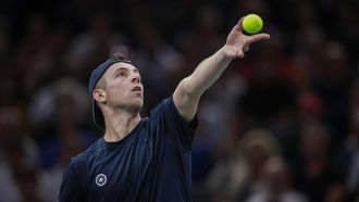epa10955188 Tallon Griekspoor of Netherlands in against Novak Djokovic of Serbia during their round of 16 match at the Rolex Paris Masters tennis tournament in Paris, France, 02 November 2023.  EPA/CHRISTOPHE PETIT TESSON