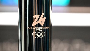 epa12031331 The Milano-Cortina 2026 Winter Olympics torch is displayed during its unveiling at Expo Osaka 2025 in Osaka, Japan, 14 April 2025  EPA/ALESSANDRO DI MEO
