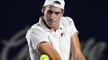 2023-08-01 06:18:56 USA's John Isner plays a backhand return to Australia's Rinky Hijikata  during their Mexico ATP Open 250 men's singles round of 32 tennis match at Cabo Sports Complex in Los Cabos, Baja California, Mexico, on July 31, 2023. 
ALFREDO ESTRELLA / AFP