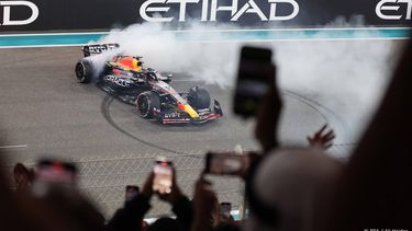2023-11-26 18:33:52 epa10996256 Dutch Formula One driver Max Verstappen of Red Bull Racing performs donuts after winning the Formula 1 Abu Dhabi Grand Prix in Abu Dhabi, United Arab Emirates, 26 November 2023.  EPA/ALI HAIDER