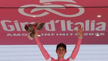 Team Visma Lease a Bike Danish rider Jonas Vingegaard celebrates on the podium with the overall leader's pink jersey after the 19th stage of the Giro d'Italia 2026 - Tour of Italy cycling race between Feltre and Alleghe, Italy, on May 29, 2026. 
Luca Bettini / AFP