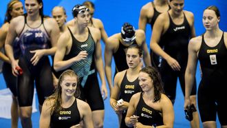 2023-07-23 21:44:20 FUKUOKA - Marrit Steenbergen, Sam van Nunen, Kim Busch en Milou van Wijk na afloop van de 4 x 100 vrije slag tijdens het WK Zwemmen in Japan. ANP KOEN VAN WEEL