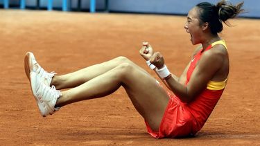 epa11515238 Qinwen Zheng of China celebrates winning her Women's Singles semi final match against Iga Swiatek of Poland of the Tennis competitions in the Paris 2024 Olympic Games, at the Roland Garros in Paris, France, 01 August 2024.  EPA/RONALD WITTEK