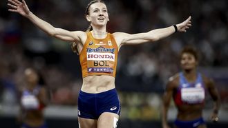 TOKIO - Femke Bol in de finale op het onderdeel 400 meter horden tijdens de WK atletiek in het Japan National Stadium. ANP ROBIN VAN LONKHUIJSEN