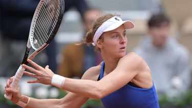 Russia's Liudmila Samsonova looks on as she plays against Italy's Elisabetta Cocciaretto during their women's singles match on Court Suzanne-Lenglen on day six of the French Open tennis tournament at the Roland Garros Complex in Paris on May 31, 2024. 
Bertrand GUAY / AFP