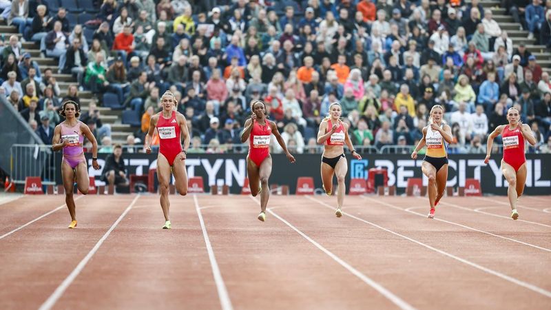 HENGELO - (l-r) Torrie Lewis (AUS), Lieke Klaver (NED), Anavia Battle (USA), Natalia Bukowiecka (POL), Julia Henriksson (SWE), Minke Bisschop (NED) in actie op het onderdeel 200 meter voor vrouwen tijdens de 44e editie van de FBK Games. ANP VINCENT JANNINK