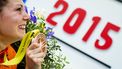 PRAAG - Maureen Koster toont haar bronzen medaille, nadat ze derde is geworden op de 3000 meter, tijdens het EK atletiek indoor in Tsjechie. ANP ROBIN VAN LONKHUIJSEN