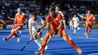 AMSTELVEEN - Conor Williamson van Engeland en Koen Bijen van Nederland tijdens de wedstrijd op het WK hockey tussen Nederland en Engeland in het Wagener Stadion. KOEN VAN WEEL / ANP