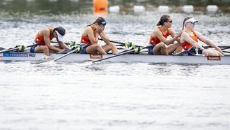 PARIJS - Laila Youssifou, Bente Paulis, Roos de Jong en Tessa Dullemans winnen een zilveren medaille tijdens de finale dubbelvier vrouwen op het olympisch roeitoernooi tijdens de zomerspelen in de Franse hoofdstad. ANP IRIS VAN DEN BROEK