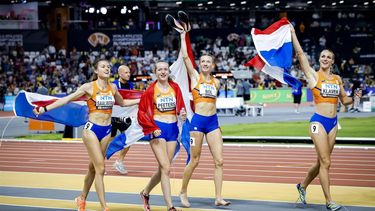 2023-08-27 22:01:38 BOEDAPEST - Lieke Klaver, Eveline Saalberg, Cathelijn Peeters en Femke Bol vieren winst op de 4x400 meter tijdens de laatste dag van de wereldkampioenschappen atletiek. ANP ROBIN VAN LONKHUIJSEN