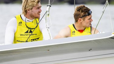 SCHEVENINGEN - Bart Lambriex en Floris van de Werken van Nederland na het winnen van goud op het onderdeel 49er tijdens de achtste dag van de wereldkampioenschappen zeilen. ANP SEM VAN DER WAL