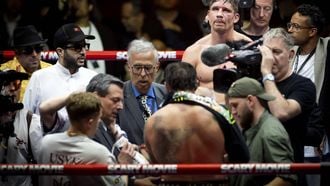 CAIRO - Bokser Rico Verhoeven in actie tegen de ongeslagen wereldkampioen Oleksandr Usyk bij de Piramides van Gizeh. KOEN VAN WEEL / ANP