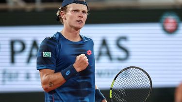 epa11377503 Jesper De Jong of the Netherlands pumps fist during his Men's Singles 2nd round match against Carlos Alcaraz of Spain at the French Open Grand Slam tennis tournament at Roland Garros in Paris, France, 29 May 2024.  EPA/CHRISTOPHE PETIT TESSON