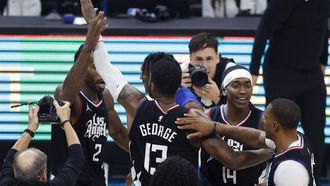 epa11008290 LA Clippers players greet LA Clippers forward Paul George (C) at the end of the game after he scored a three-pointer to win the game during the NBA basketball game between the Golden State Warriors and the Los Angeles Clippers, in Los Angeles, California, USA, 02 December 2023.  EPA/CAROLINE BREHMAN  SHUTTERSTOCK OUT