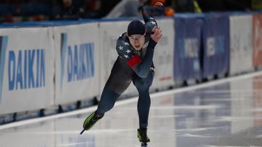 epa11022053 Jordan Stolz of the US in action during the Men's 500m race of the ISU Speed Skating World Cup in Tomaszow Mazowiecki, central Poland, 10 December 2023.  EPA/Grzegorz Michalowski POLAND OUT