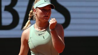 epa12992468 Emerson Jones of Australia reacts during her Women's 1st round match against Iga Swiatek of Poland at the French Open Grand Slam tennis tournament at Roland Garros in Paris, France, 25 May 2026.  EPA/MOHAMMED BADRA