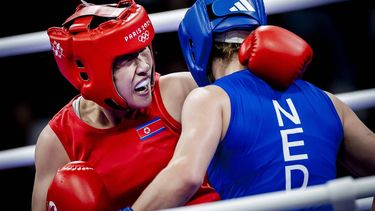 PARIJS - Nederlandse bokser Chelsey Heijnen in actie tijdens de achtste finale tegen de Noord-Koreaanse Ungyong Won op het bokstoernooi voor vrouwen tot 60 kilogram op de Olympische Spelen in Frankrijk. ANP REMKO DE WAAL