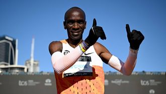 epa12338643 Running legend Eliud Kipchoge of Ethiopia celebrates after crossing the finish line during the 2025 Sydney Marathon in Sydney, Australia, 31 August 2025.  EPA/BIANCA DE MARCHI AUSTRALIA AND NEW ZEALAND OUT  EDITORIAL USE ONLY  EDITORIAL USE ONLY