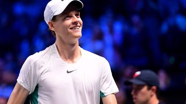 2023-10-29 17:17:22 epa10947806 Jannik Sinner of Italy celebrates winning against Daniil Medvedev of Russia during their final match at the Erste Bank Open ATP tennis tournament in Vienna, Austria, 29 October 2023.  EPA/CHRISTIAN BRUNA