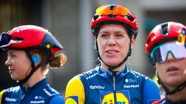 ARNHEM - Ellen van Dijk bij de start van de 6e en laatste etappe van de Simac Ladies Tour wielrennen. ANP IRIS VAN DEN BROEK