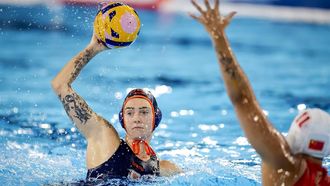 PARIJS - Brigitte Sleeking (l) en Yiwen Lu tijdens de groepswedstrijd tussen China en Nederland van het waterpolotoernooi voor vrouwen op de Olympische Spelen in Frankrijk. ANP ROBIN VAN LONKHUIJSEN