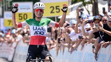 UAE Team ADQ Italian rider Elisa Longo Borghini celebrates after winning the second stage of the Women's Tour of Switzerland (Tour de Suisse) cycling race, 105.6 km from Locarno to Locarno on June 18, 2026. 
Fabrice COFFRINI / AFP