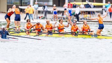 AMSTERDAM -  Finn Florijn, Jan van der Bij, Jorn Salverda, Mick Makker, Sander de Graaf, Pieter van Veen, Ralf Rienks, Wibout Rustenburg, stuur Jonna de Vries na afloop van de finale voor de mannen acht op de zevende en laatste dag van de wereldkampioenschappen roeien op de Bosbaan in het Amsterdamse Bos. IRIS VAN DEN BROEK / ANP