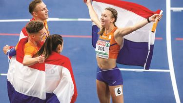APELDOORN - Femke Bol, Eveline Saalberg, Tony van Diepen en Nick Smidt tijdens de  finale 4x400 gemengde estafette op de eerste dag van het EK Indoor atletiek in Omnisport Apeldoorn. ANP IRIS VAN DEN BROEK