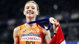TOKIO - Femke Bol met haar gouden medaille op het onderdeel 400 meter horden tijdens de WK atletiek in het Japan National Stadium. ANP ROBIN VAN LONKHUIJSEN