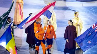 VERONA - Vlaggendragers Jorrit Bergsma en Xandra Velzeboer tijdens de sluitingsceremonie van de Olympische Winterspelen 2026 in de historische Arena di Verona. ROBIN VAN LONKHUIJSEN / ANP