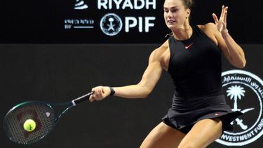 epa11710363 Aryna Sabalenka of Belarus in action against Coco Gauff of the US in their semi final match during the WTA Finals in Riyadh, Saudi Arabia, 08 November 2024.  EPA/Marcin Cholewinski POLAND OUT