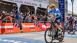 Bora - Hansgrohe rider Sam Welsford celebrates as he crosses the finish line to win the fourth stage of the Tour Down Under cycling race in Adelaide on January 19, 2024. 
Brenton EDWARDS / AFP