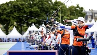 PARIJS - Handboogschutter Laura van der Winkel in actie tijdens de kwalificaties. Het handboogtoernooi begon een dag voor de officiele openingsceremonie. ANP ROBIN VAN LONKHUIJSEN