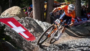 Netherlands' Mathieu van der Poel competes during the Men's elite Cross-country Olympic race as part of the 2025 UCI Mountain Bike World Championships in Crans-Montana on September 14, 2025. 
Fabrice COFFRINI / AFP