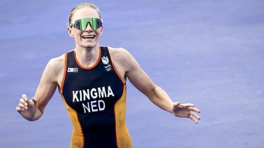 PARIJS - Triatleet Maya Kingma komt over de finish tijdens de individuele triatlon voor vrouwen op de Olympische Spelen. ANP ROBIN VAN LONKHUIJSEN