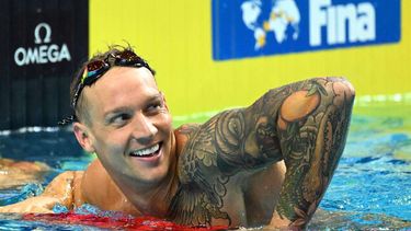 epa10022516 Caeleb Dressel of the USA celebrates after winning the men's 50m Butterfly final of the Swimming events at the 19th FINA World Aquatics Championships in Budapest, Hungary, 19 June 2022.  EPA/Tibor Illyes HUNGARY OUT