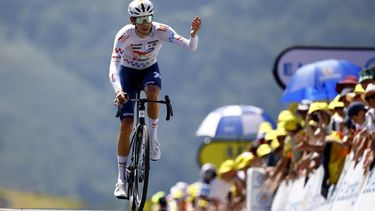 epa12245539 Belgian rider Steff Cras of Team TotalEnergies crosses the finish line in the 13th stage of the Tour de France cycling race, an Individual Time Trial (ITT) over 10.9km from Loudenvielle to Peyragudes, France, 18 July 2025.  EPA/MARTIN DIVISEK
